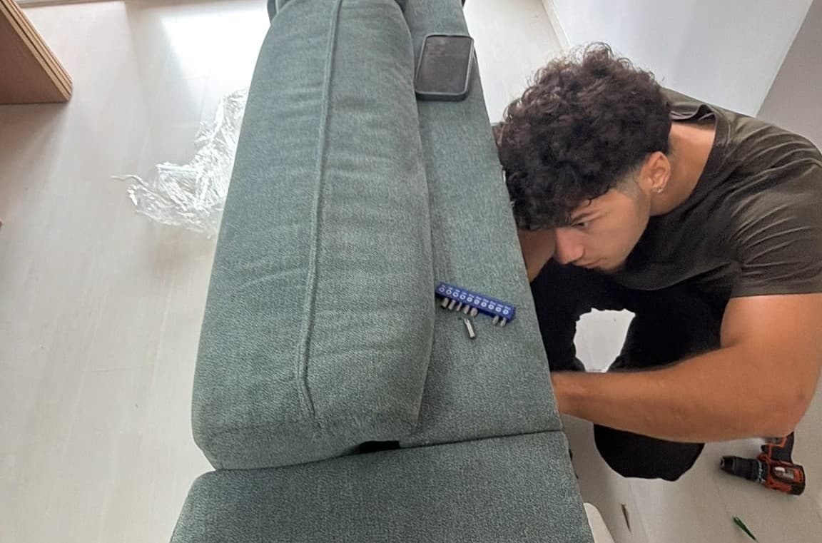 Operario de Campsil montando un sofá en casa del cliente en Barcelona